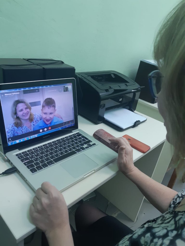 Психолог Байбородова Э.Ю. общается с семьей ученика.jpg