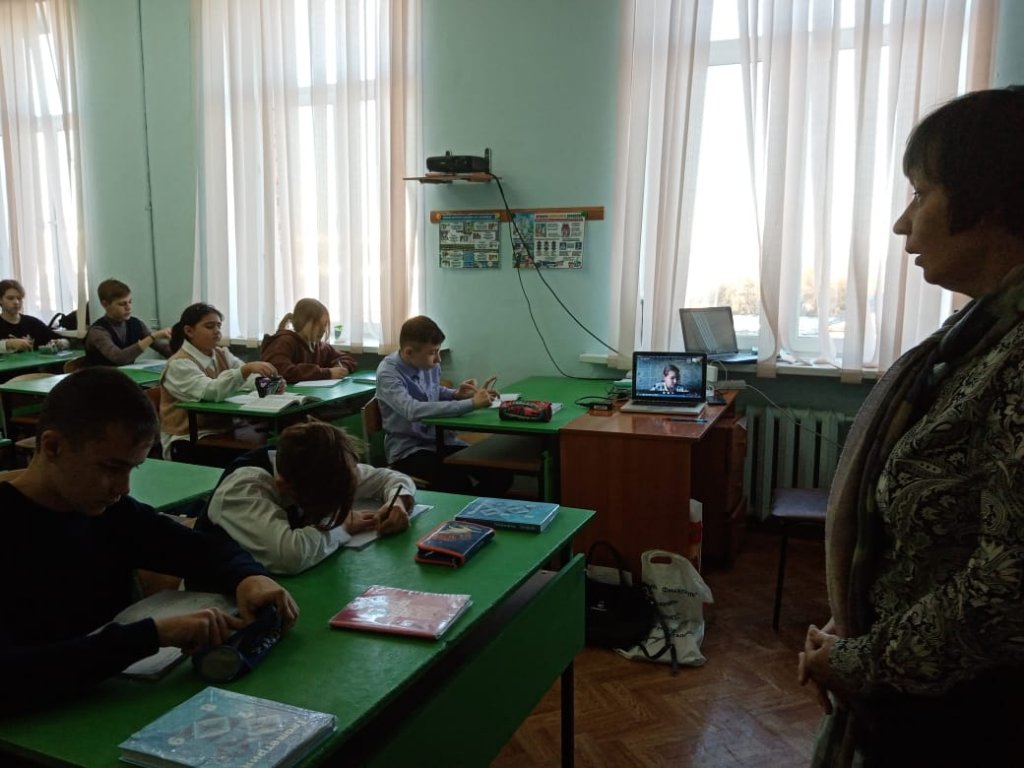 Учитель математики Каркавина Л.А. проводит урок-конференцию.jpg