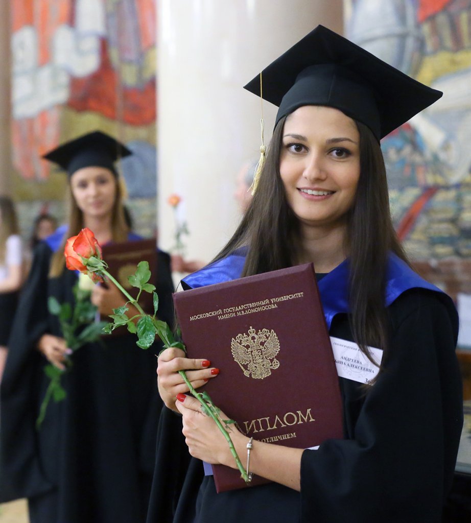 Бакалавр экономических наук. Мантия выпускника ГУУ. Магистратура МГУ. Выпускники магистратуры. Девушка с дипломом.